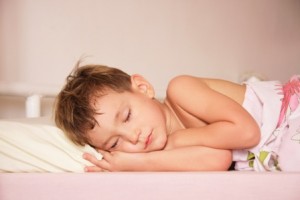התמודדות עם קושי הרדמות אצל ילדים - שמירה על חדר חשוך תורמת להבנה במוחו של הילד כי זה זמן לישון.