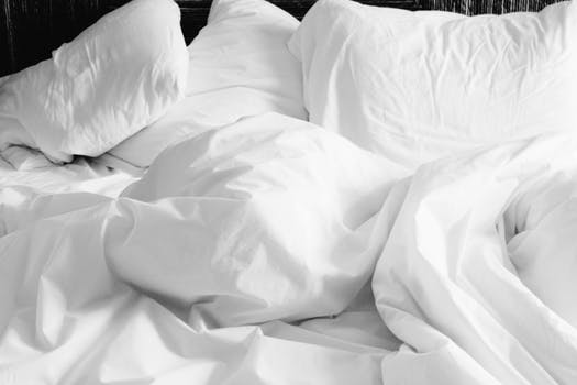 יש דרכים רבות לשפר את השינה גם בגיל חמישים. במאמר הבא נסקור את הגורמים להפרעות שינה בגיל 50, ואת הפתרונות האפשריים.